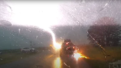 У машину чотири рази поспіль вдарила блискавка і це було записано на відео