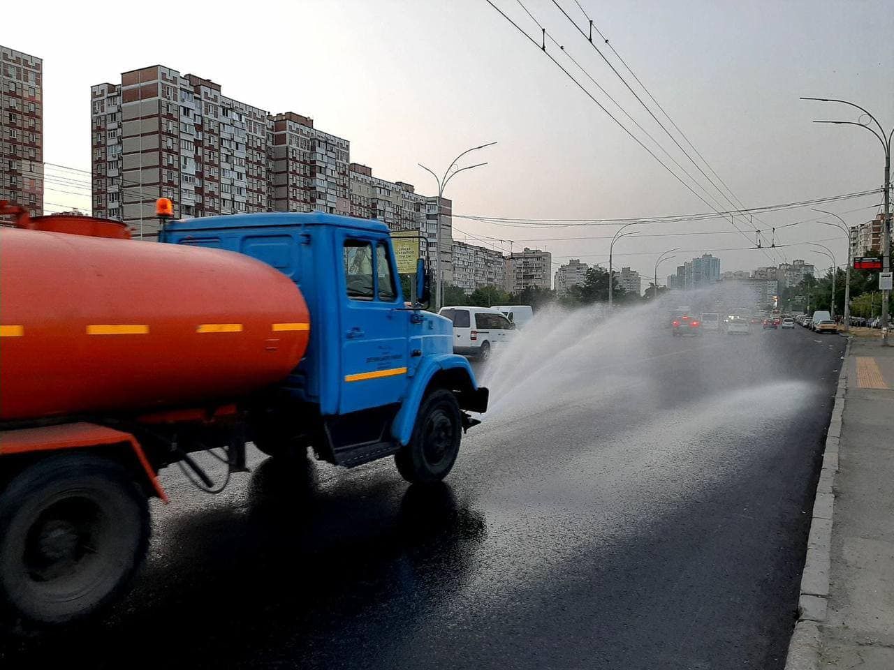 Для чего киевские улицы поливают водой