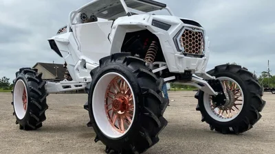 Спортивний багі Polaris RZR на тракторних колесах виглядає, наче так і треба