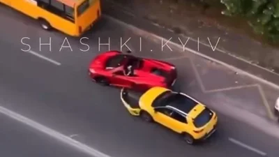 В Києві сталась аварія з дорогим суперкаром: фото та відео моменту ДТП