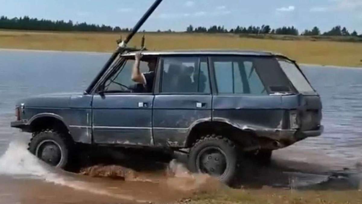 Посмотрите, как старый Range Rover ездит под водой: видео