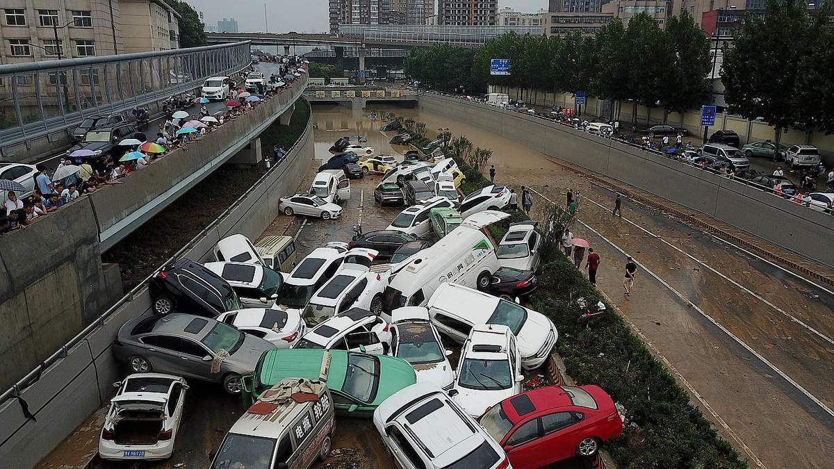 В Китае насчитали более 400 тысяч машин, пострадавших в наводнении в  Чжэнчжоу - Auto24