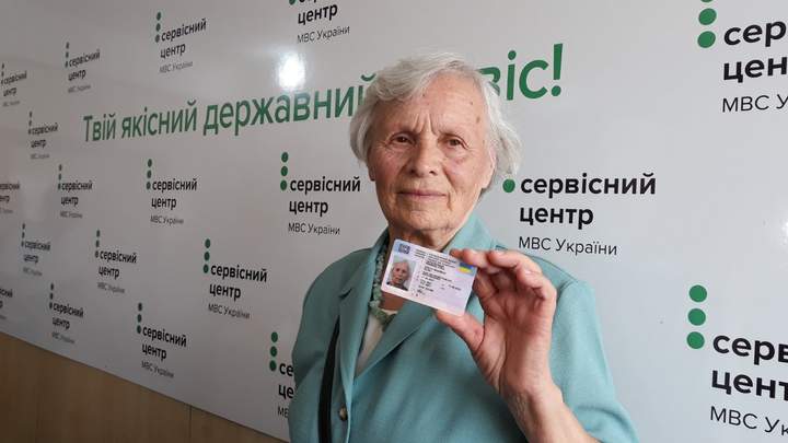 Украинка в 79 лет впервые получила водительское удостоверение 1