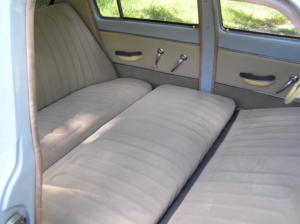 Передний диван в авто