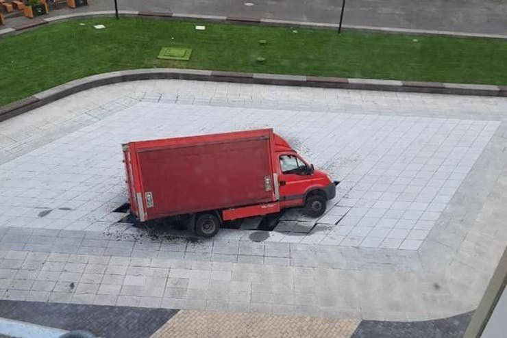 В Киеве грузовик провалился в сухой фонтан 2