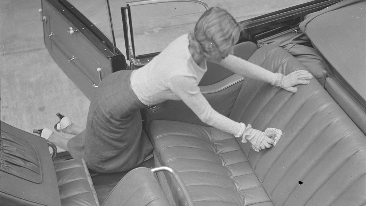 Как удалить пятна на сидениях: химчистка автомобиля своими руками