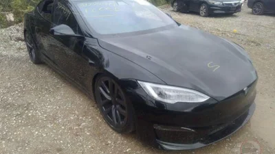 Как выглядит утопленная Tesla Model S Plaid за 40,4 тысячи долларов
