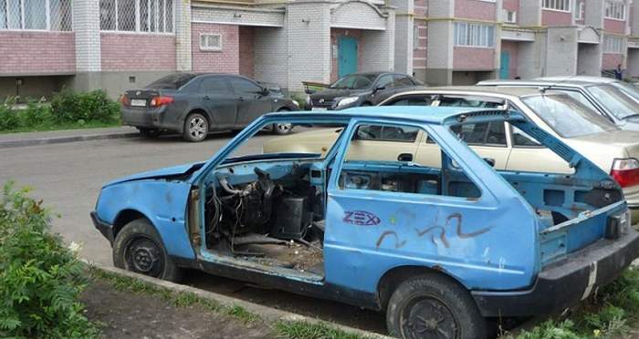 Бесхозный автомобиль во дворе Бесхозный автомобиль во дворе