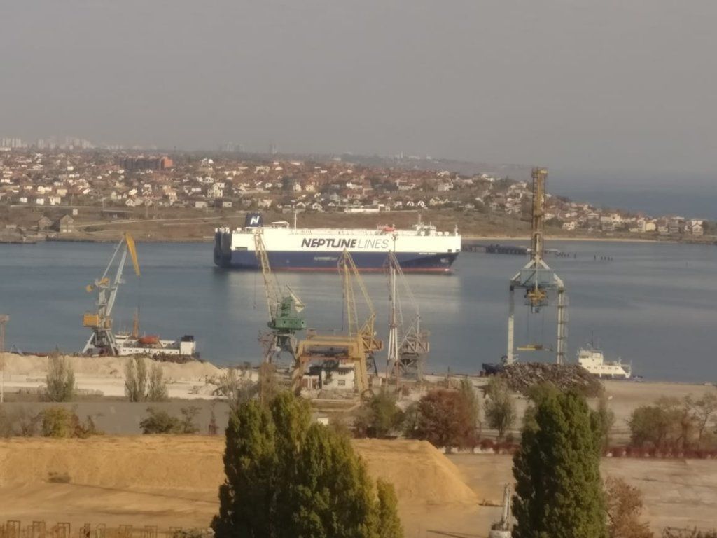 В Украину прибыло огромное судно с тысячами автомобилей (фото) 1