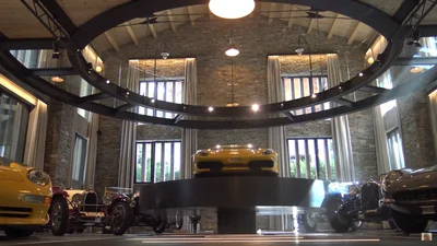 Відео: у цьому супер-гаражі є висувний подіум для головної перлини колекції - 22 жовтня 2021 - Auto24