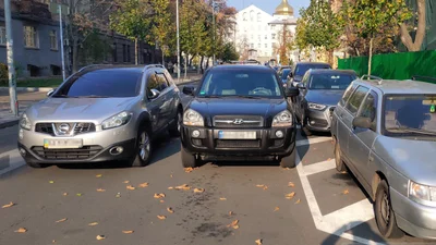 Через ковідіні обмеження у центрі Києва парковочний апокаліпсис: паркуються у три ряди - 2 листопада 2021 - Auto24