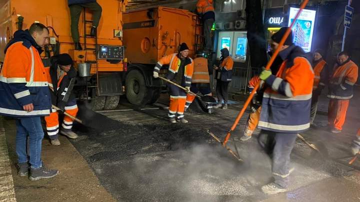 В центре столицы оперативно отремонтировали провал асфальта 1
