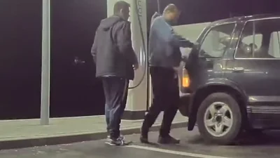 Видео: двое пьяных приятелей пытались заправиться на зарядной станции для электромобилей