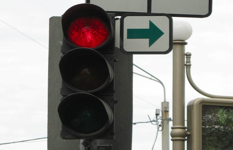 Зеленая стрелка или дополнительная секция светофора: когда поворачивать и кого пропускать по ПДД 2