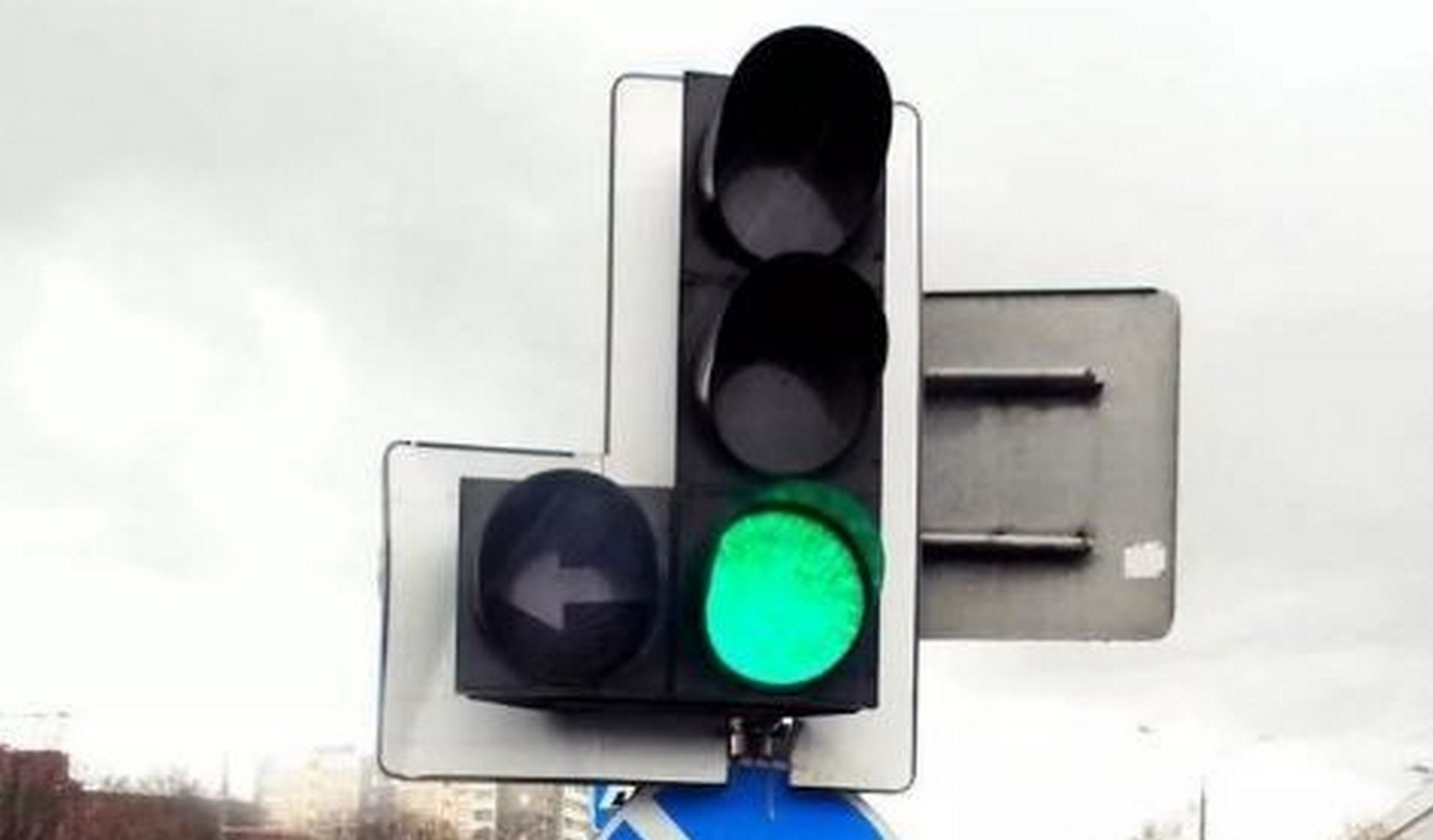 Черная стрелка на зеленом фоне светофора