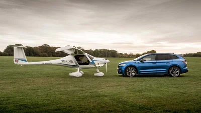 Електричний кросовер Skoda Enyaq влаштував заїзд з електричним літаком: відео - 27 січня 2022 - Auto24