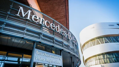 Производитель автомобилей Mercedes-Benz сменил название на... Mercedes-Benz