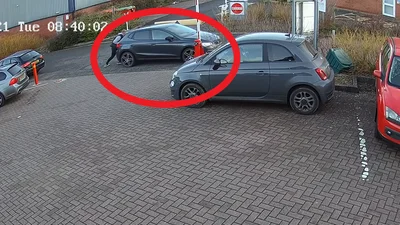 Відео: чоловік руками зупинив машину, що котилась