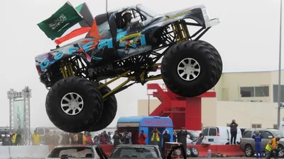 Монстер траки з величезними колесами: звідки вони взялися - 9 лютого 2022 - Auto24