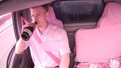 Епічний порушник: відеореєстратор в кабіні вантажівки зафільмував водія за вживанням усього забороненого - 14 лютого 2022 - Auto24