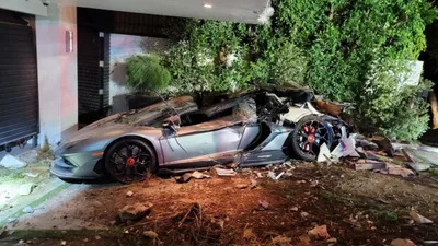 Грузовик врезался в дом стоимостью 12 миллионов долларов, разбил уникальные Lamborghini Aventador, Bentley, Maybach