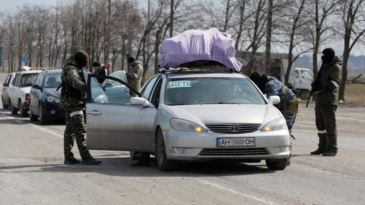 Движение в гуманитарной колонне для эвакуации на авто