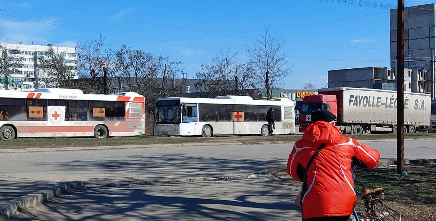 Движение в гуманитарной колонне для эвакуации на авто