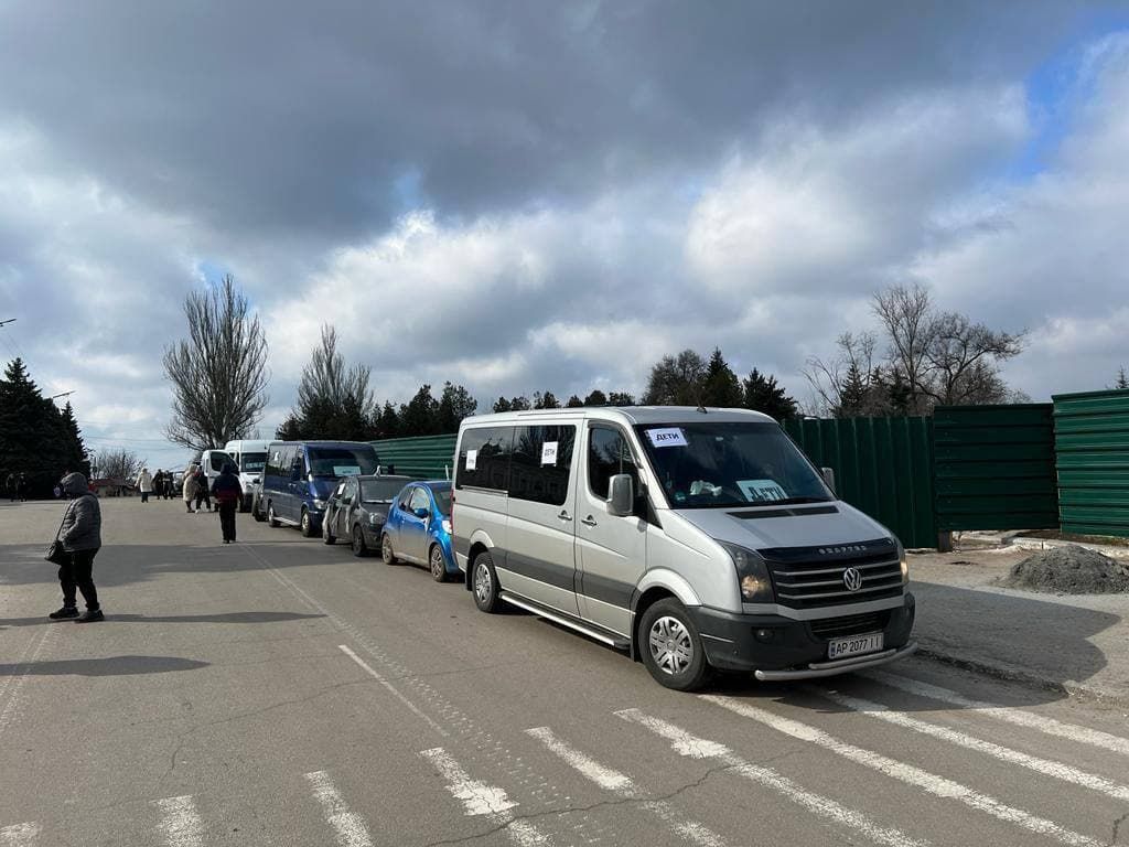 Движение в гуманитарной колонне для эвакуации на авто