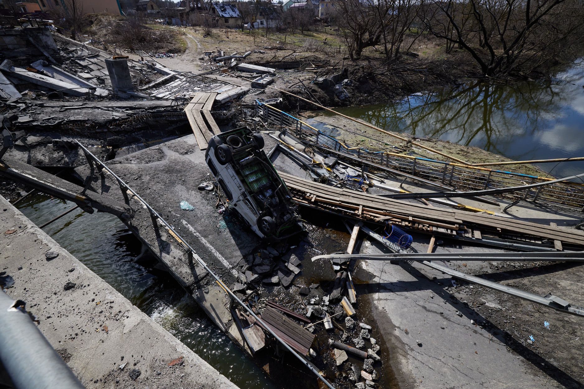 Разрушенный мост возле Киева восстановят с помощью временной переправы 2