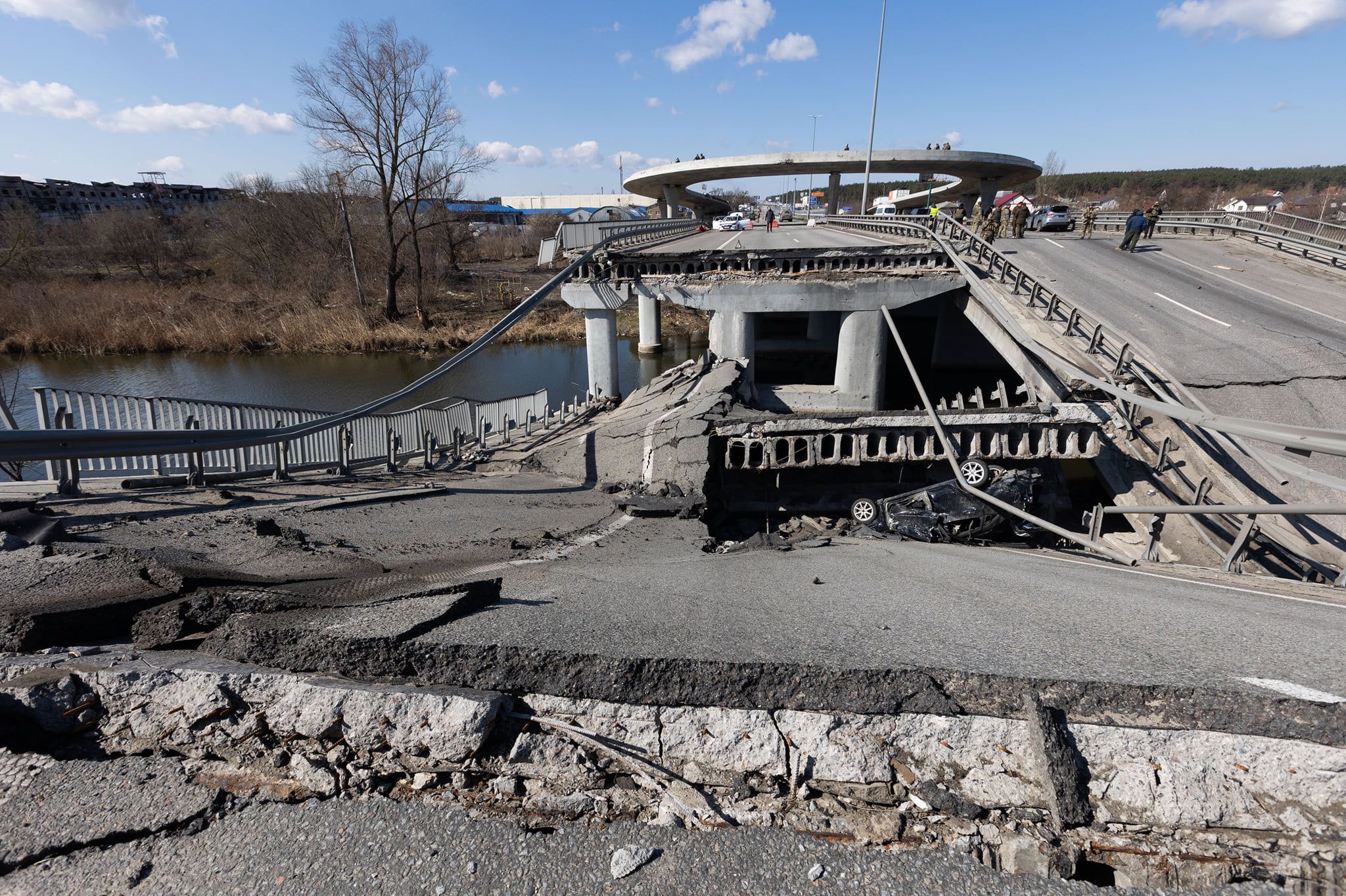 Разрушенный мост возле Киева восстановят с помощью временной переправы 1