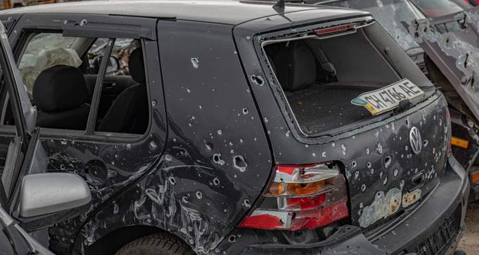 Свалку испорченных автомобилей в Буче показали на фото и видео 8