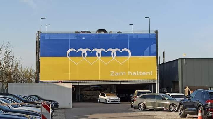 Audi изменила свой логотип, чтобы поддержать Украину 1
