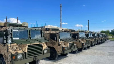 Кілька британських позашляховиків Pinzgauer передав армії військовий з тероборони