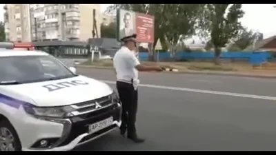 В Мелітополі українські поліцейські перейшли на бік загарбника: відео - Auto24