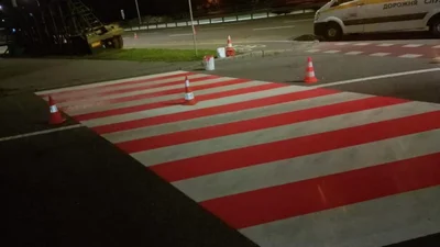 Не зважаючи на війну в Києві продовжують відновлювати дорожню розмітку - Auto24