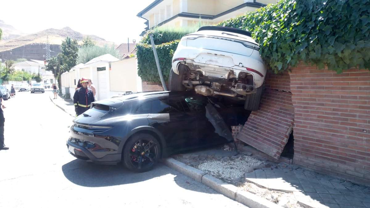 Водитель Porsche Taycan пробила стену и оказалась под другим Porsche: фото,  видео