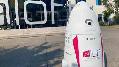 На автостоянке вместо охранника работает робот