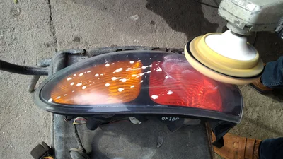 Полірування ліхтарів авто: власними силами і професійне