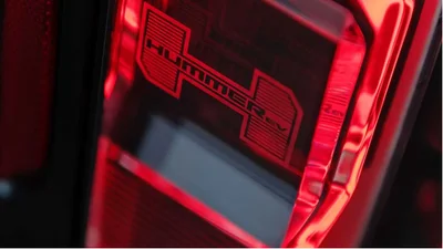 Задние фонари на электрический Hummer стоят более 3000 долларов за штуку