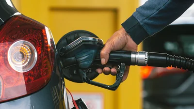 Середня ціна бензину зросла до 53 гривень за літр