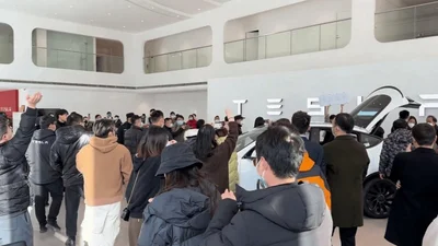 В Китаї розлючені клієнти розгромили автосалон Tesla