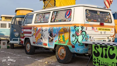 Наклейки на авто: які можна, які не можна і куди клеїти