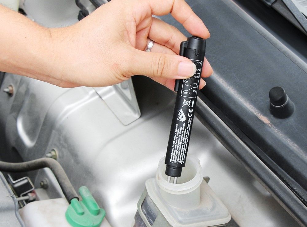 5 признаков, когда нужно заменить тормозную жидкость в автомобиле