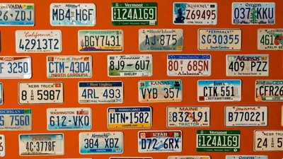 Номерний знак з літерою «R» продали за 3,2 мільйона доларів