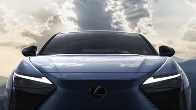 Власникам електромобілів Lexus для далеких поїздок надаватимуть бензинове авто