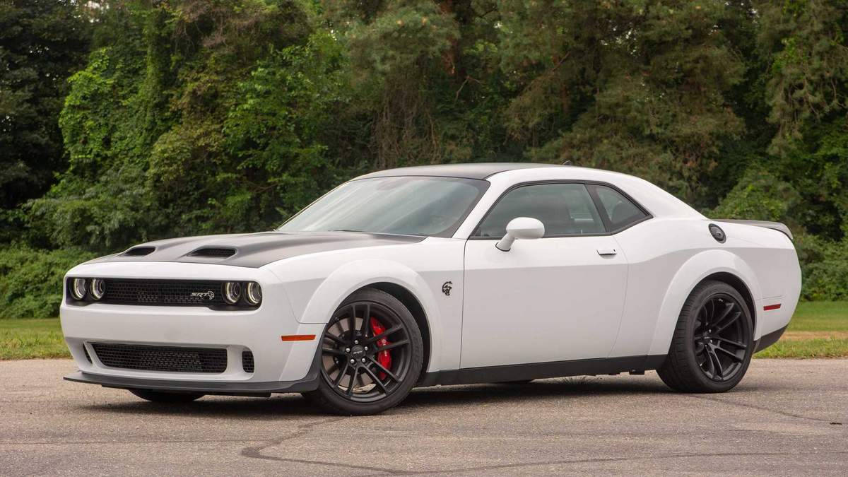 Шесть Dodge Challenger угнали из автосалона менее чем за 60 секунд: видео