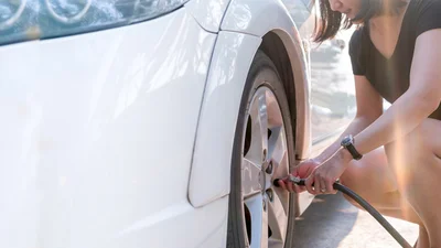 Для чого міряти тиск у шинах: на що він впливає