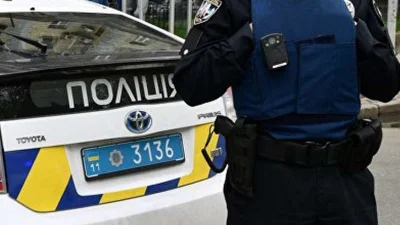 Нужно ли передавать «права» и «техпаспорт» полицейскому в руки