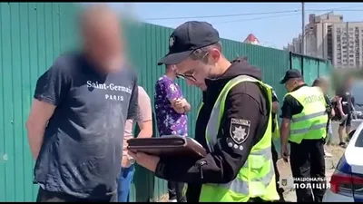 У Києві чоловік побив водія, викрав його авто та потрапив у ДТП