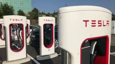 Электромобили концерна Stellantis смогут заряжаться на суперчарджерах Tesla